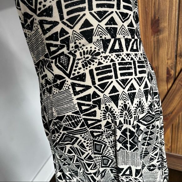 Black and White Small Magazine Dress - Picture 5 of 9